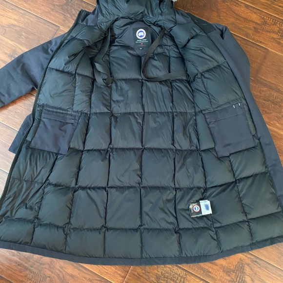 SOLD Authentic Canada goose Whistler Parka - Picture 5 of 7